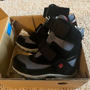 Columbia childrens parkers peak boots. Brand new size 12 color is graphite